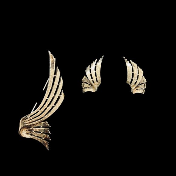 Unbranded Jewelry - Vintage Large Runway Gold Tone Flare Brooch And Clip On Earrings Set (5002)